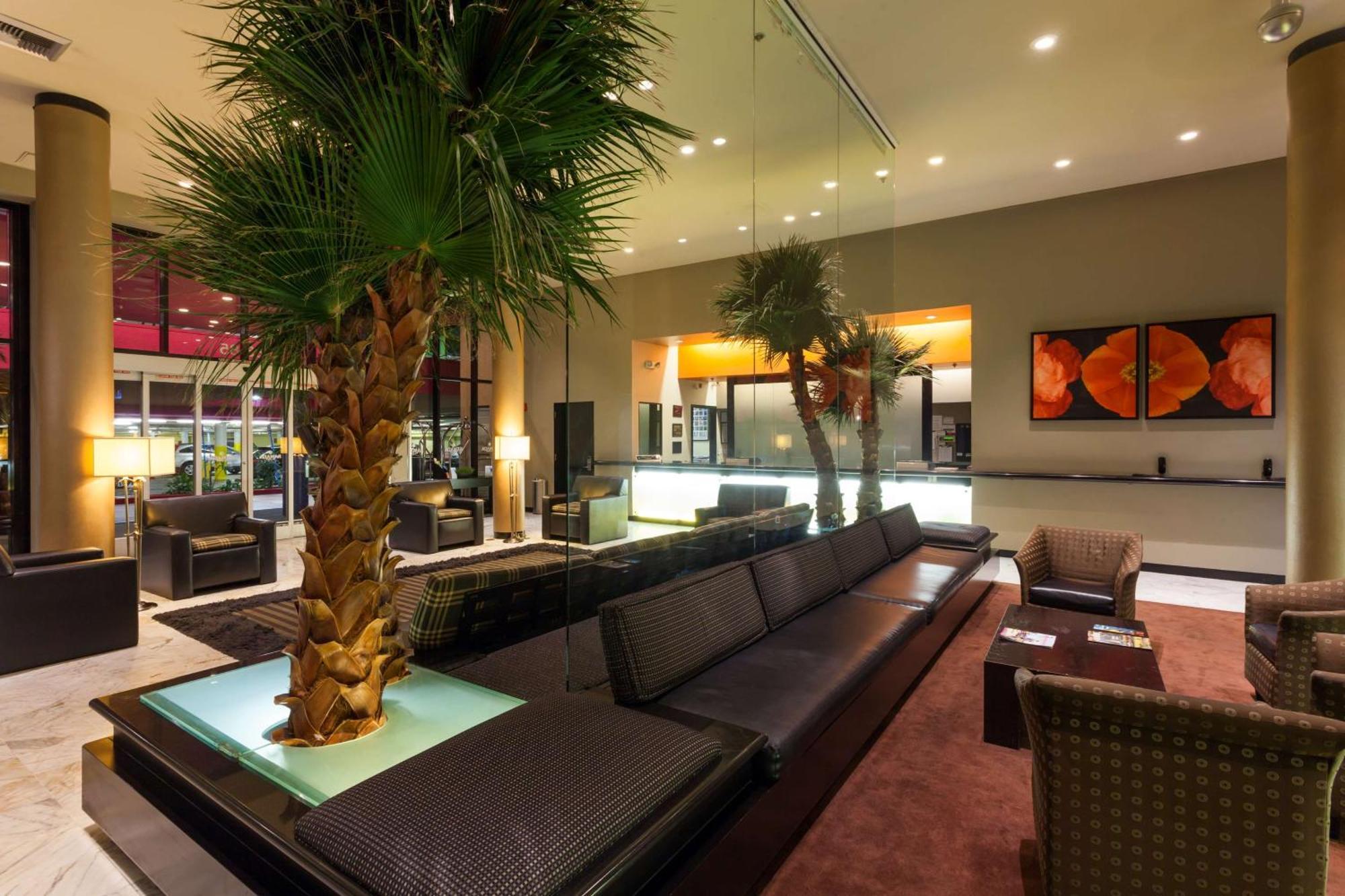Ramada Plaza By Wyndham West Hollywood Hotel & Suites — Photos 3